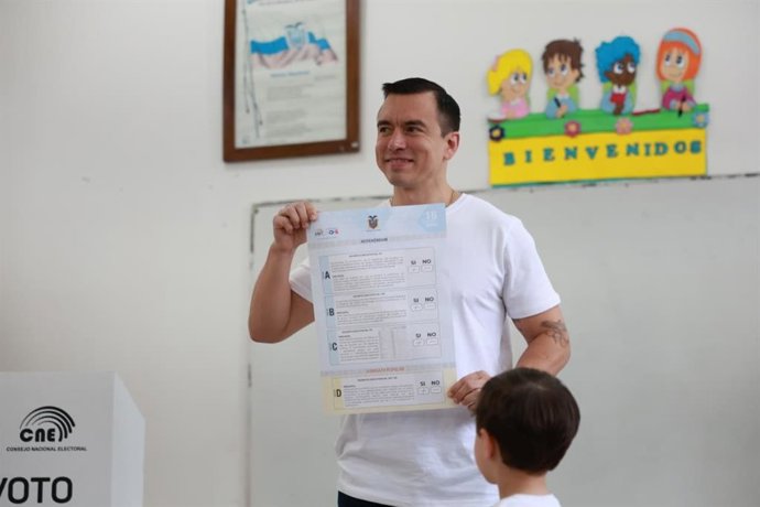 El presidente de Ecuador, Daniel Noboa, vota en el referéndum de 2025