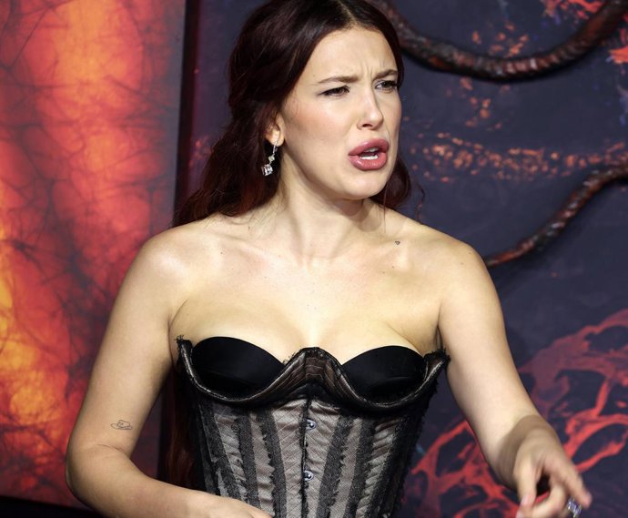 Millie Bobby Brown se revuelve contra los fotógrafos en una premiere de Stranger Things 5: "Sonríe tú"