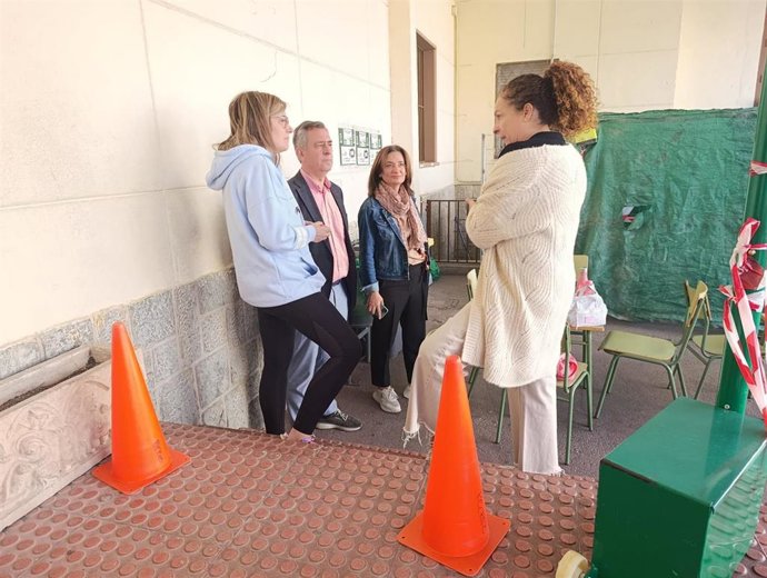 Visita de Javier Padorno y Eva Funes al colegio de Educación Primaria Almadén.