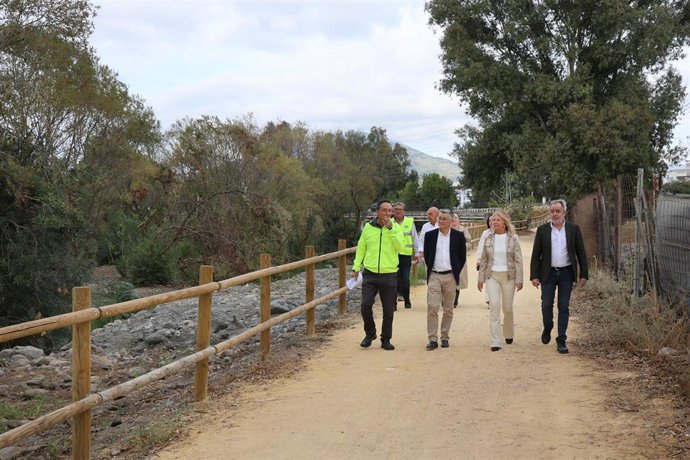 Visita de Ángeles Muñoz a los trabajos de renaturalización del Río Guadaiza.