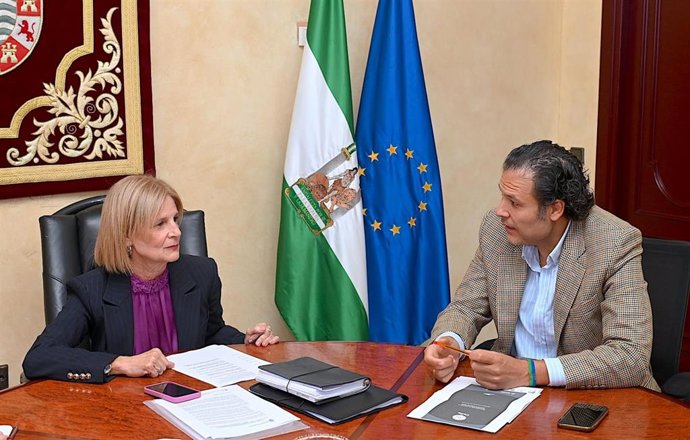 La alcaldesa de Jerez de la Frontera (Cádiz), María José García-Pelayo, junto al coordinador de la Fundación Secretariado Gitano en Jerez, Francisco Agarrado.