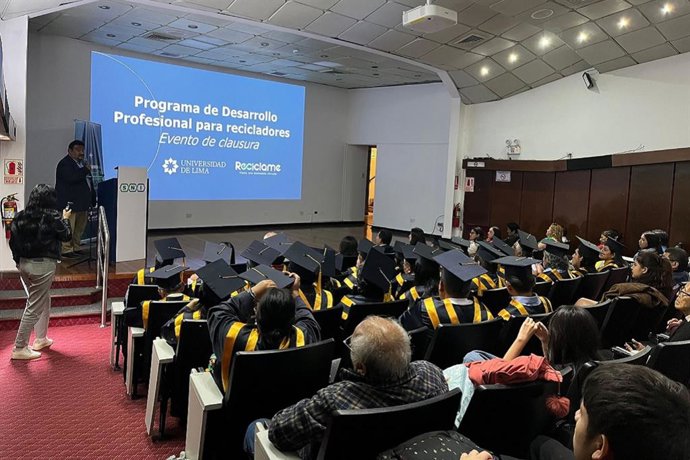 Un grupo de 39 recicladores fueron capacitados en temas de gestión de residuos, finanzas básicas, emprendimiento, para profesionalizar su labor por la Universidad de Lima y la Asociación Civil Recíclame.