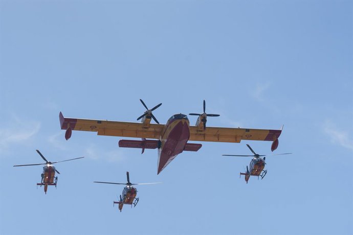 Archivo - Aviones de la UME vuelan durante el acto militar de la Unidad Militar de Emergencias (UME) presidido por la ministra de Defensa, Margarita Robles, con motivo de su XX Aniversario, en la Base Aérea de Torrejón de Ardoz, a 4 de octubre de 2025, Ma