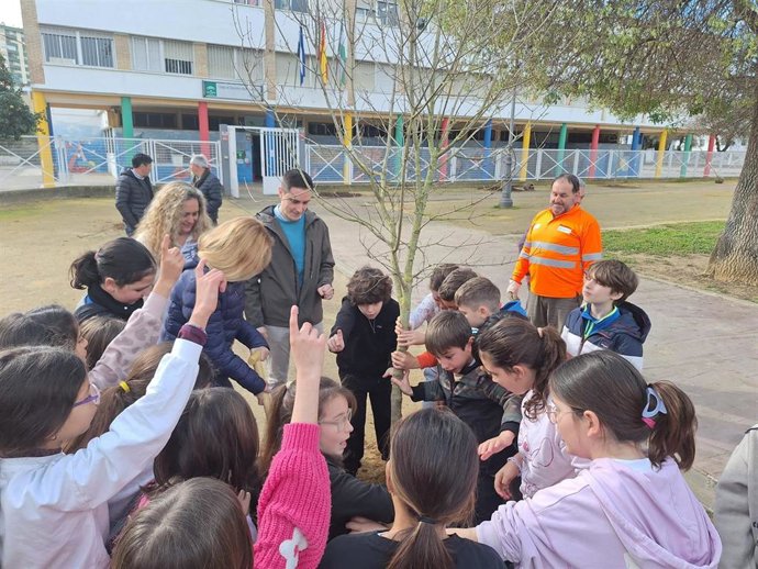 El teniente de alcaldesa de Coordinación de Servicios Públicos y Desarrollo Sostenible, Jaime Espinar, en una actividad en CEIP El Retiro de Jerez de la Frontera (Cádiz).