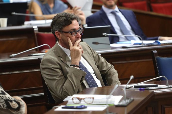 Archivo - El vicepresidente y conseller de Economía, Hacienda e Innovación del Govern, Antoni Costa, durante un debate de presupuestos autonómicos en el Parlament.