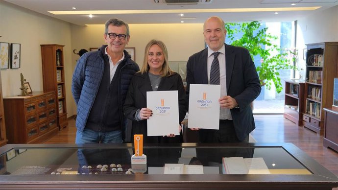 La alcaldesa de Granada, Marifrán Carazo, junto al concejal de cultura, Juan Ramón Ferreira y al director gerente del Parque de las Ciencias, Alfonso Peres Osia.