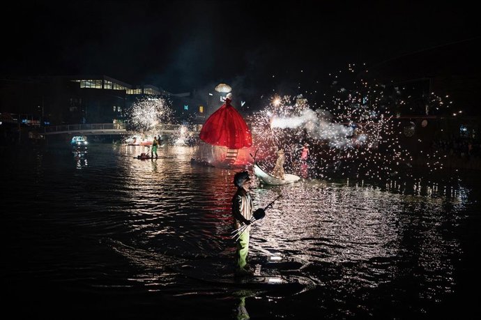 Espectáculo en el lago de Puerto Venecia para presentar la nueva imagen del shopping resort.