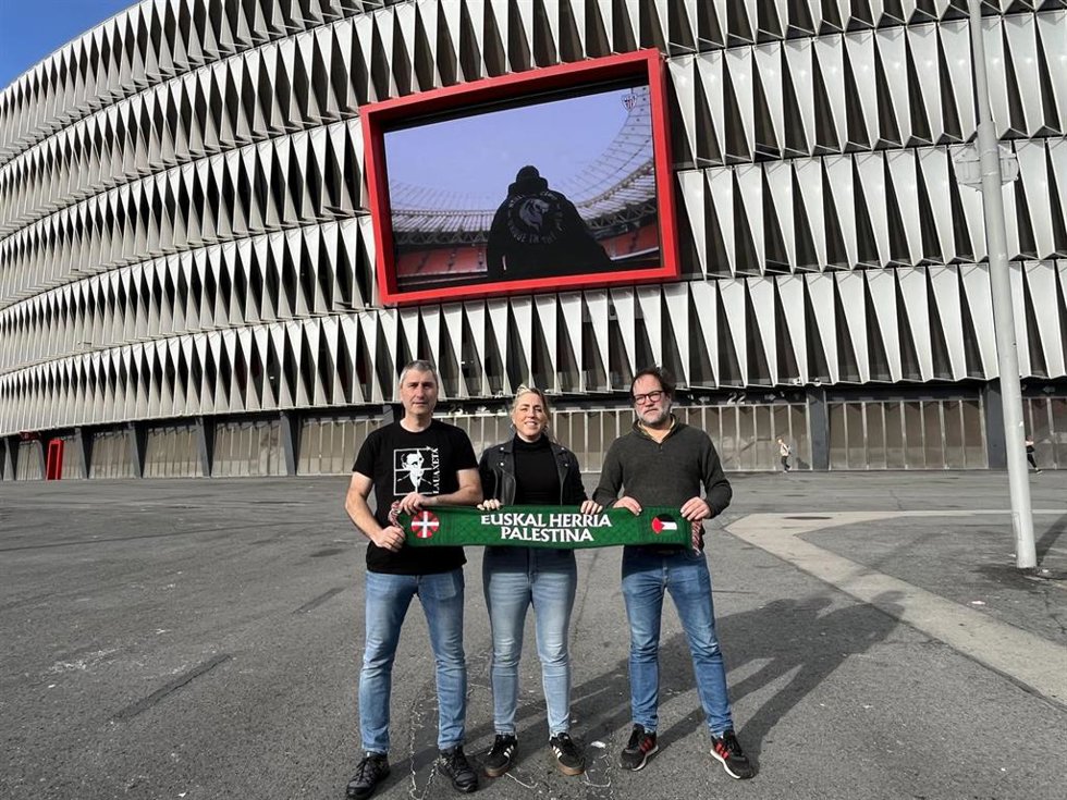 Representantes de la iniciativa ciudadana Gernika-Palestina posan en la explanada de San Mamés el día después del partido entre las selecciones de fútbol vasca y palestina
