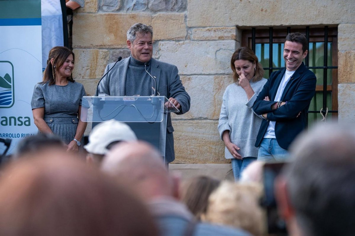 Miles de personas se dan cita en la Feria de la Alubia de Casar de Periodo que nombra a Jorge Sanz Alubiero Mayor