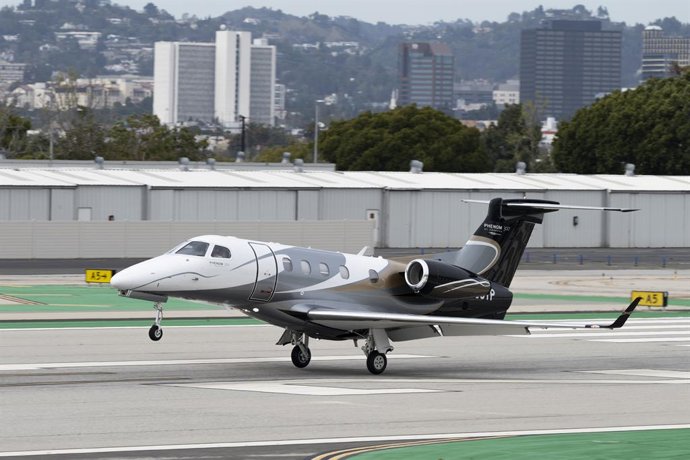 Archivo - March 31, 2023, Santa Monica, California, United States: A Embraer Phenom 300 (twin-jet) (N598TP) private jet operating for ALPHACRAFT AIR charters services arriving at Santa Monica Airport from Bozeman, Montana...Santa Monica Airport (ICAO: KSM