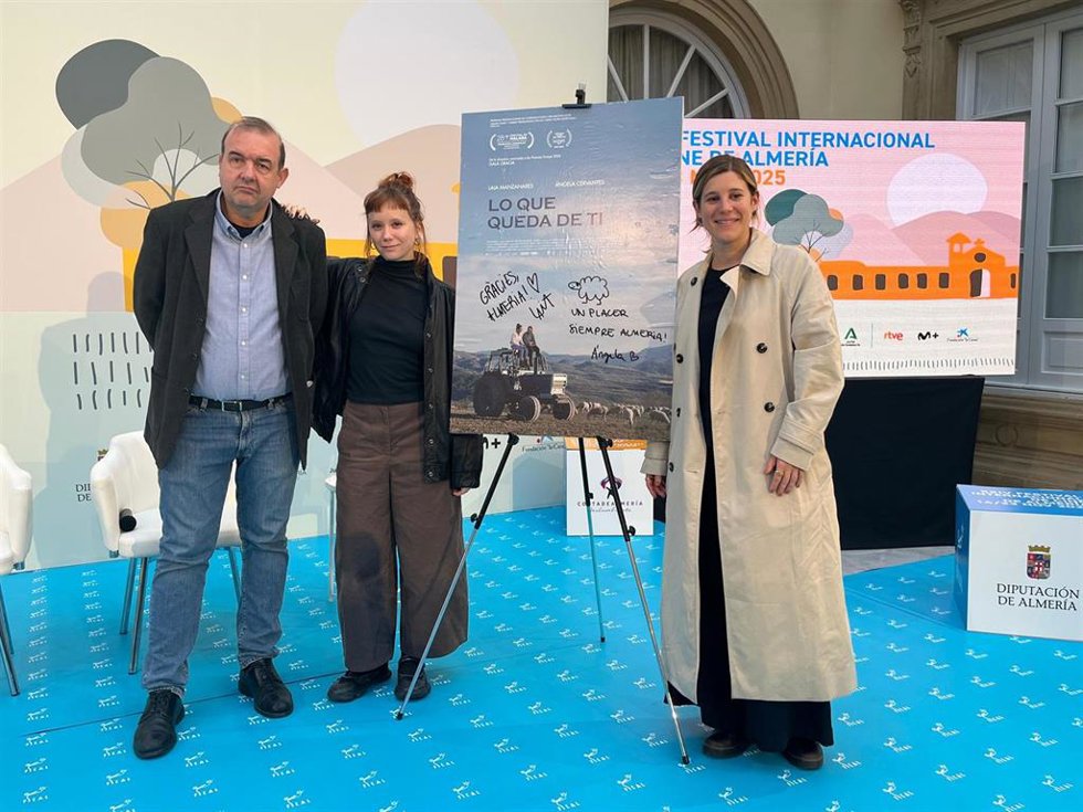 Enrique Iznaola, Laia Manzanares y Ángela Cervantes posan junto al cartel de Lo que queda de ti durante su presentación en el Festival Internacional de Cine de Almería (Fical).