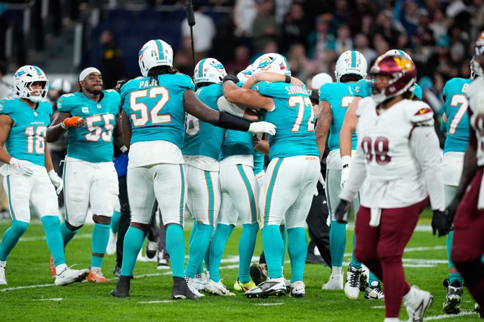 Los jugadores de los Miami Dolphins celebran su victoria ante los Washington Commanders en el partido de la NFL 2025 disputado en Madrid