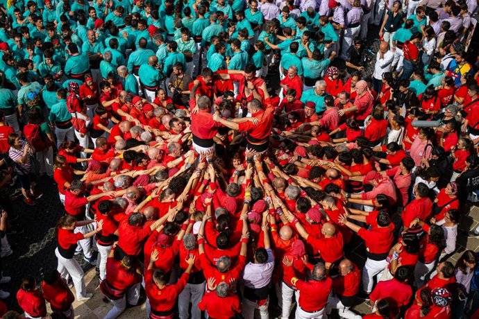Archivo - Centenares de personas durante la Jornada de 'Castellers' de la fiesta mayor de La Mercè, en la plaza Sant Jaume, a 28 de septiembre de 2025, en Barcelona, Catalunya (España). La jornada de ‘Castellers’ de La Mercè es uno de los actos más emblem