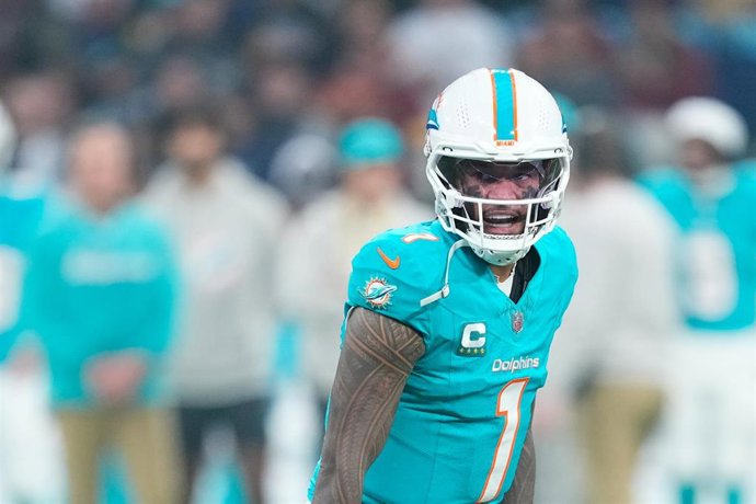 Tua Tagovailoa durante el partido entre los Dolphins y los Commanders