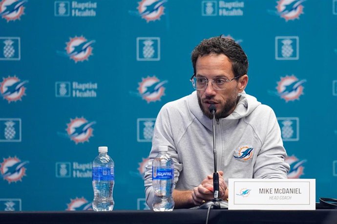 Mike McDaniel, entrenador de los Miami Dolphins, en rueda de prensa
