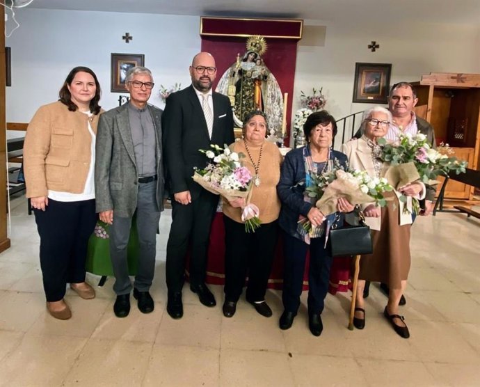 Catalina Santos, Rosa Robles y María Correa reciben la distinción de 'Familia del Mar 2025' de la Hermandad del Carmen de El Puerto de Santa María (Cádiz).