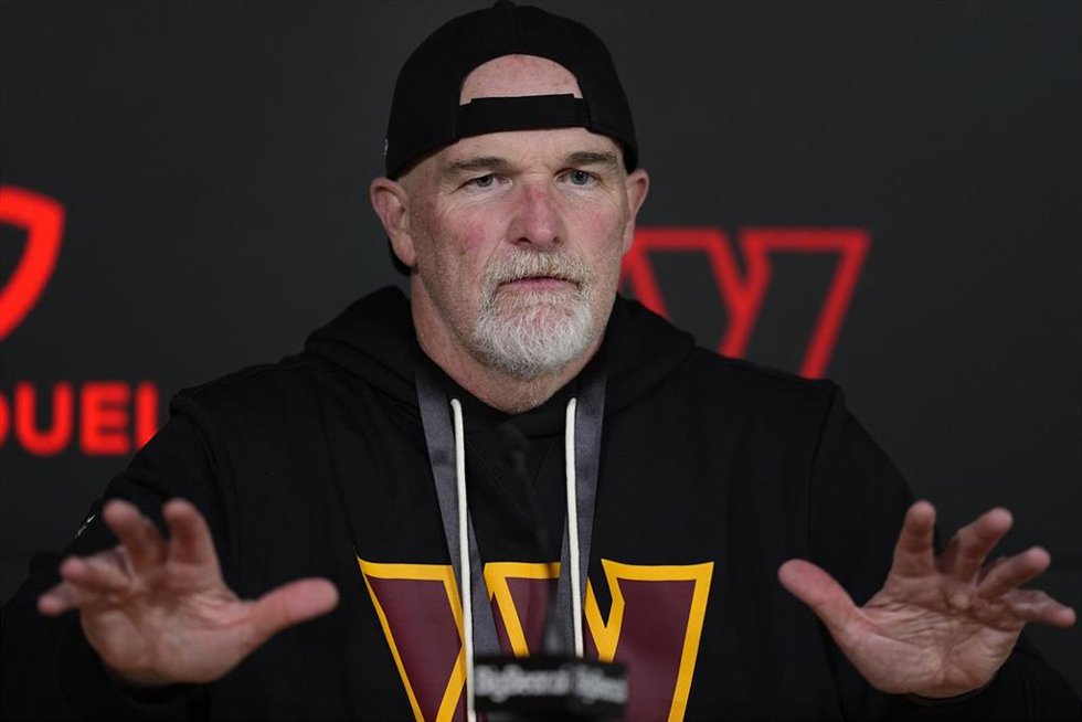 Dan Quinn, entrenador de los Washington Commanders, en rueda de prensa
