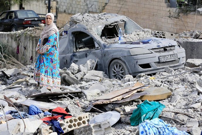 Archivo - BURJ QALAOUIYAH(LEBANON), Sept. 19, 2025  -- The photo taken on Sept. 19, 2025 in Burj Qalaouiyah, southern Lebanon, shows a woman standing on the ruins of their home, which was destroyed in Israeli airstrikes Thursday night.