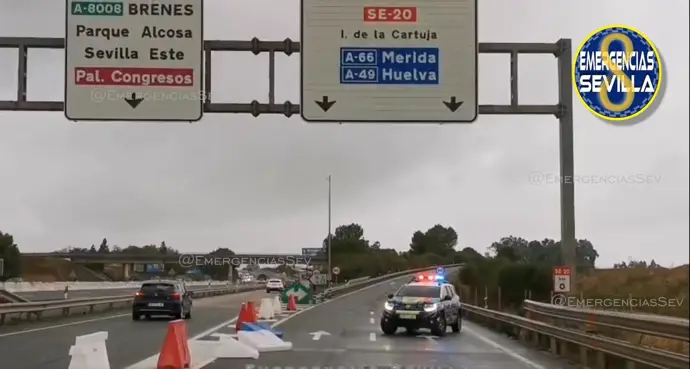 Imagen de las labores de Emergencias en la SE-20