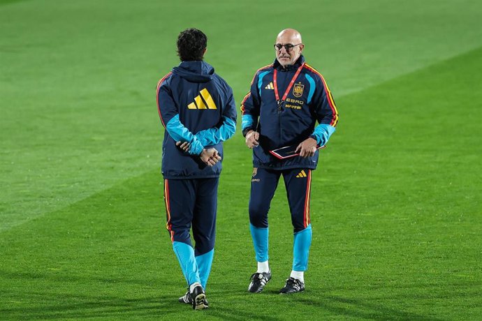 Luis de la Fuente durante un entrenamiento de la selección