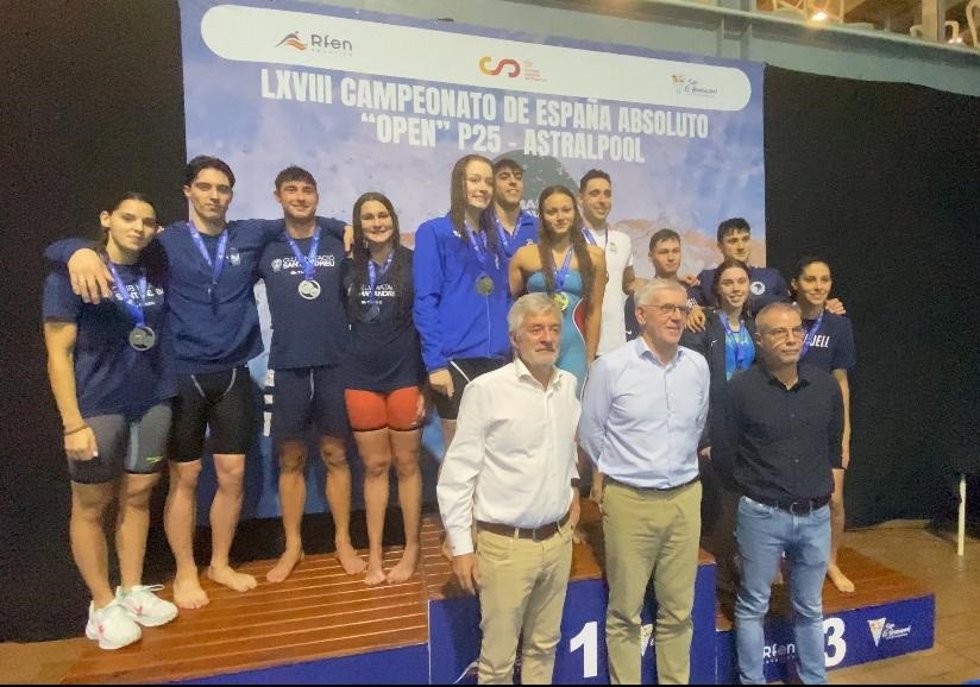 Podio del 4100 estilos mixto que ganó el Real Canoe NC, con récord de España de Clubes / DDeportes Dani