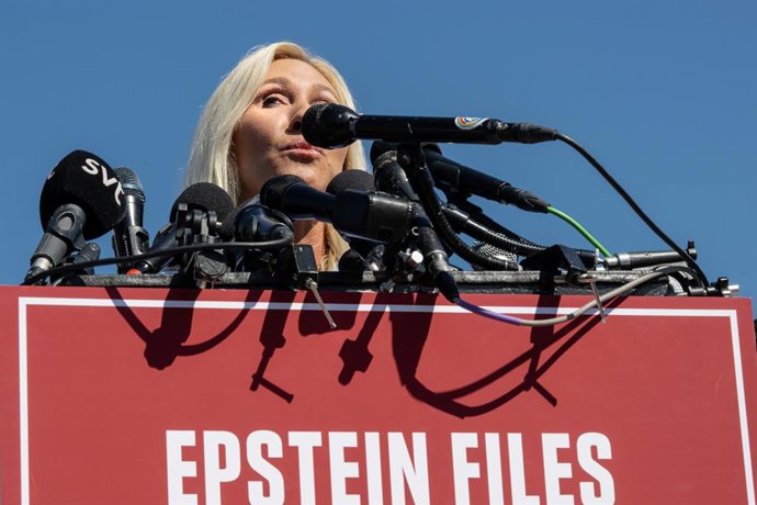 Archivo - 3 de setembro de 2025, Washington, Distrito de Columbia, EUA: A congressista Marjorie Taylor Green fala em uma coletiva de imprensa fora do Capitólio, na quarta-feira, com as supostas vítimas do financista e traficante sexual Epstein, em um esfo