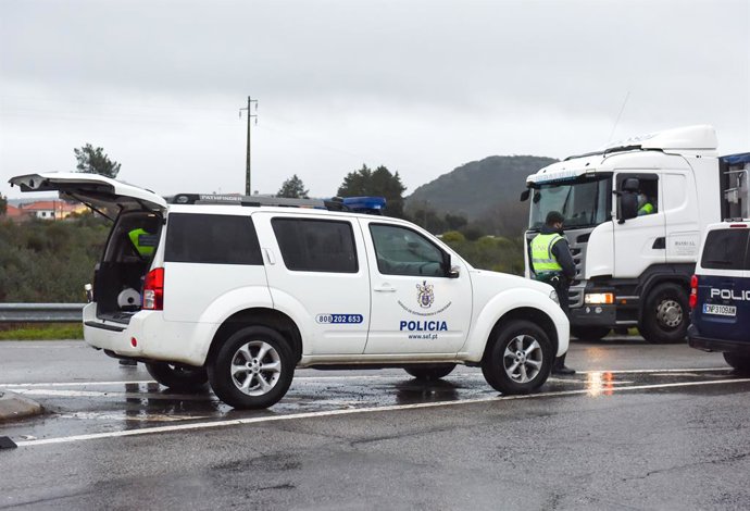 Archivo - February 4, 2021, Monfortinho, Portugal: Portuguese National Republican Guard (GNR) and Borders and Immigration officers inspect a truck at a checkpoint amid coronavirus crisis..Since January 31, Portugal closed its land border with Spain, for a