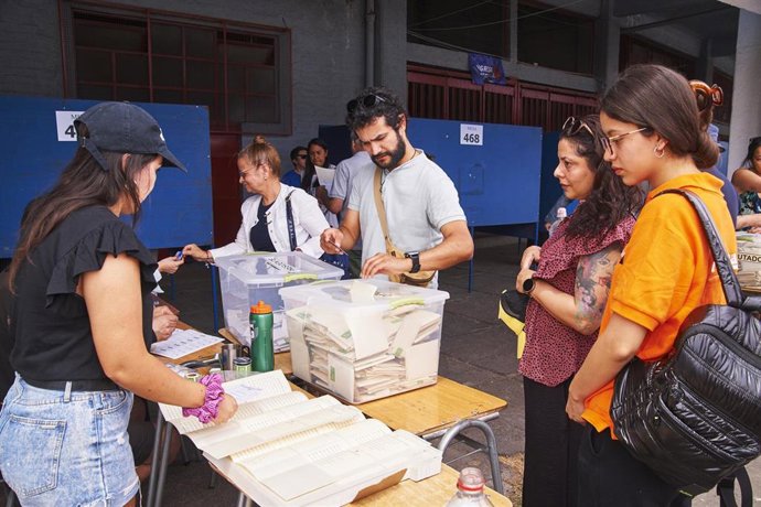 La sociedad chilena acude a votar en la primera vuelta de las elecciones presidenciales, en Santiago de Chile