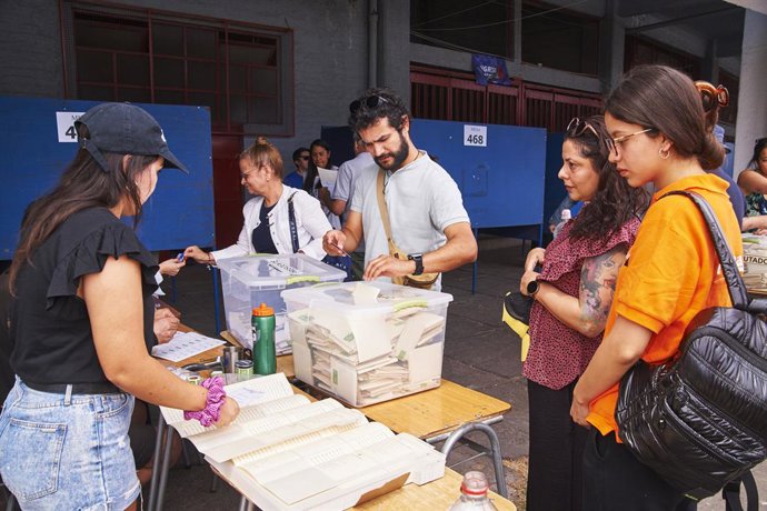 16 de novembro de 2025, Santiago, Rm, CHILE: Hoje, domingo, 16 de novembro, os cidadãos chilenos vão às urnas para eleger 179 membros do parlamento, mas o principal evento será a corrida presidencial. O descontentamento generalizado com o governo do presi
