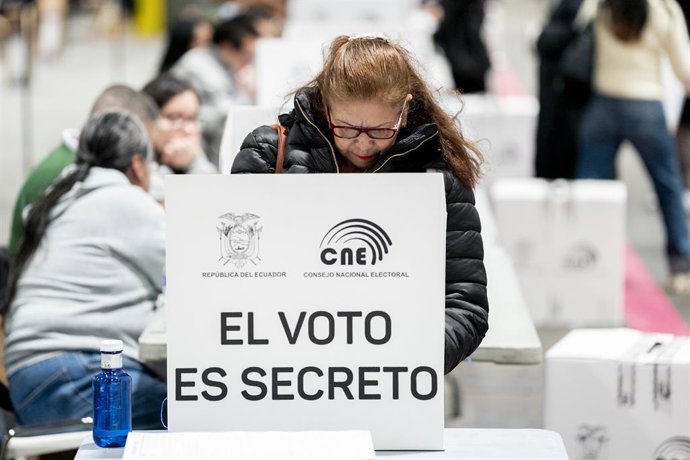 Cidadãos equatorianos residentes na Espanha votam em um referendo no IFEMA em 16 de novembro de 2025 em Madri, Espanha. O Conselho Nacional Eleitoral (CNE) do Equador organizou um referendo sobre a eliminação da proibição do estabelecimento de um novo esc