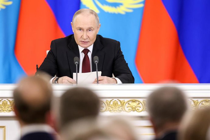 RÚSSIA, MOSCOU - 12 DE NOVEMBRO DE 2025: O presidente da Rússia, Vladimir Putin, dá uma coletiva de imprensa após sua reunião com o presidente do Cazaquistão, Kassym-Jomart Tokayev, no Kremlin de Moscou