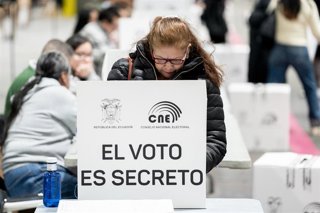 Ciudadanos ecuatorianos residentes en España votan en referéndum, en IFEMA, a 16 de noviembre de 2025, en Madrid (España).