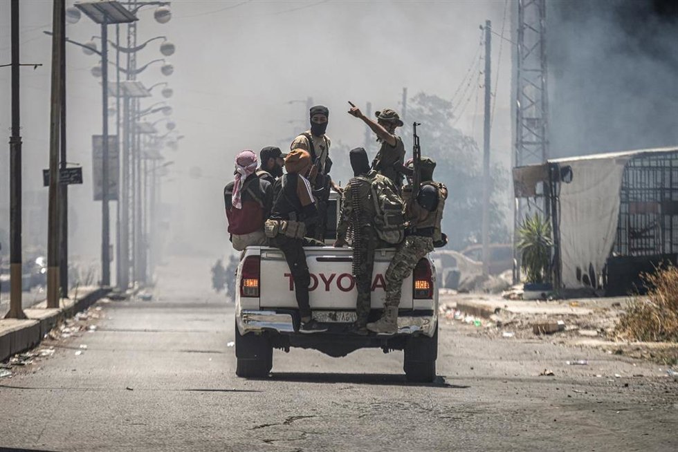 Archivo - Combatientes beduinos a bordo de un vehículo en la ciudad de Sueida, en medio de enfrentamientos entre combatientes tribales y facciones drusas locales en el sur de Siria
