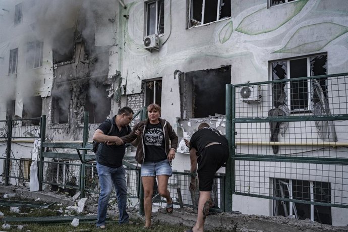 Archivo - Arquivo - 18 de agosto de 2025, Kharkiv, Oblast de Kharkiv, Ucrânia: Às 5h da manhã, cinco drones da Shahed atingiram um prédio residencial. Cinco pessoas morreram, incluindo uma família inteira e uma criança de um ano de idade. Vinte pessoas ta