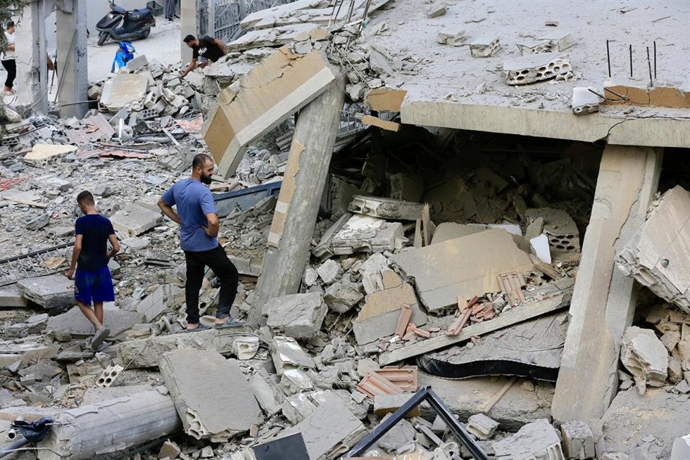 Archivo - Varias personas limpian los escombros de un edificio destruido por los bombardeos aéreos israelíes el día anterior en la ciudad sureña de Tair Deba, Líbano