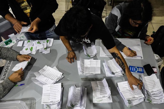Funcionarios electorales inician en una mesa de Valparaíso el contaje de votos tras las elecciones presidenciales de 2025 en Chile