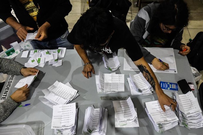 16 de novembro de 2025, Valparaiso, Chile: Funcionários eleitorais começam a contar os votos após a eleição presidencial de 2025. A contagem de votos começa nas eleições presidenciais de 2025 na cidade de Valparaiso, Chile.