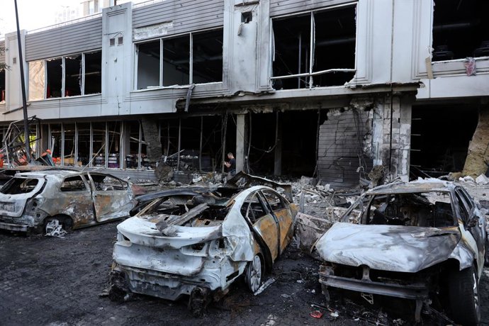 Archivo - Arquivo - 22 de julho de 2025, Odessa, Ucrânia: Carros queimados após um ataque noturno no distrito de Kiev. Como resultado do ataque, mais de 10 carros foram queimados perto de um complexo residencial no distrito de Kiev, uma mercearia e um gin