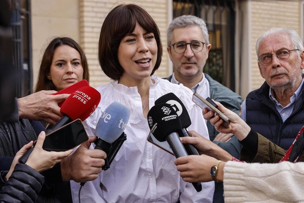 La ministra de Ciencia, Innovación y Universidades, Diana Morant, ofrece declaraciones a los medios durante una visita al municipio, a 14 de noviembre de 2025, en Picanya, Valencia, Comunidad Valenciana (España). Morant ha recorrido las zonas afectadas 
