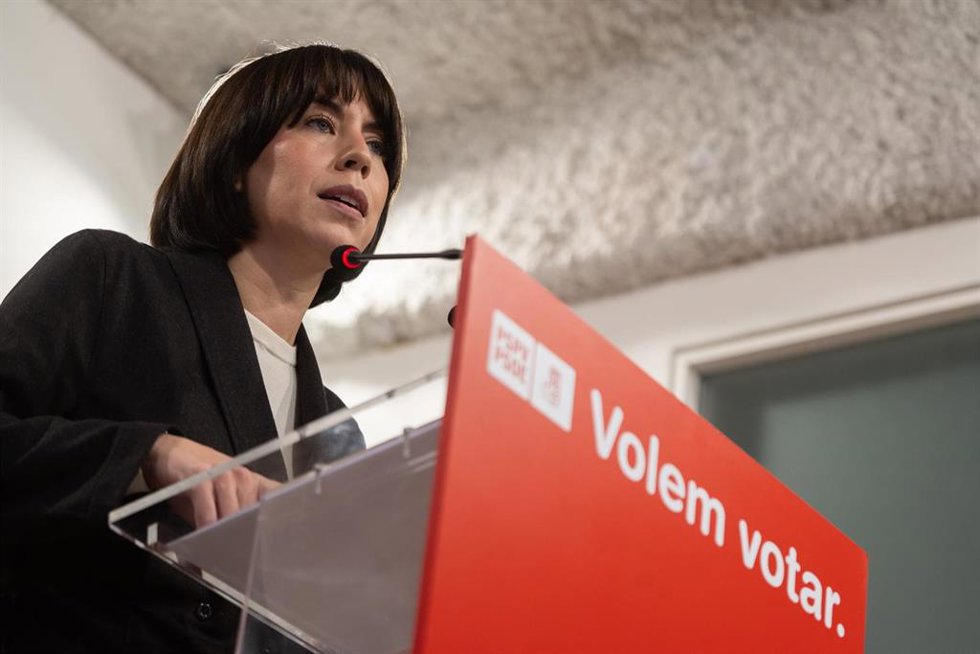 La ministra de Ciencia, Innovación y Universidades y secretaria general del PSPV-PSOE, Diana Morant, atiende a los medios de comunicación en la sede del PSPV-PSOE, a 8 de noviembre de 2025, en Valencia, Comunidad Valenciana (España). Morant rechaza las