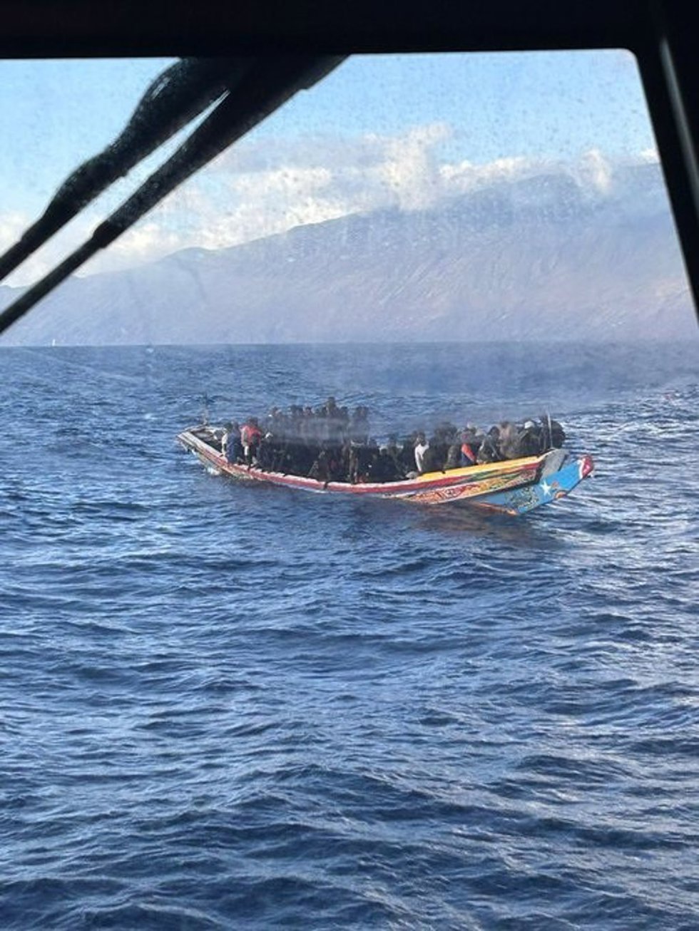 Patera rescatada por Salvamento Marítimo en aguas próximas a la isla de El Hierro