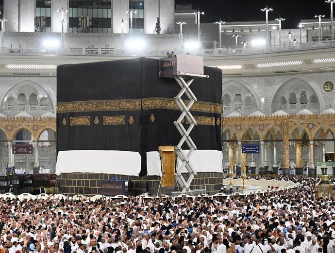 Archivo - June 25, 2025, Mecca, Mecca, Saudi Arabia: Workers change the Kabaa's cover, known as Kiswa, in the grand mosque in the holy city of Mecca, Saudi Arabia, June 26, 2025