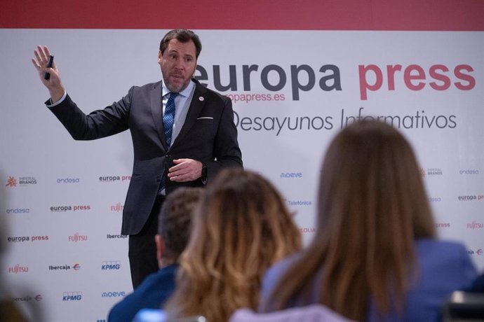 El ministro de Transportes y Movilidad Sostenible, Óscar Puente, durante un desayuno informativo de Europa Press, en el Hyatt Regency Hesperia Madrid, a 17 de noviembre de 2025, en Madrid (España).
