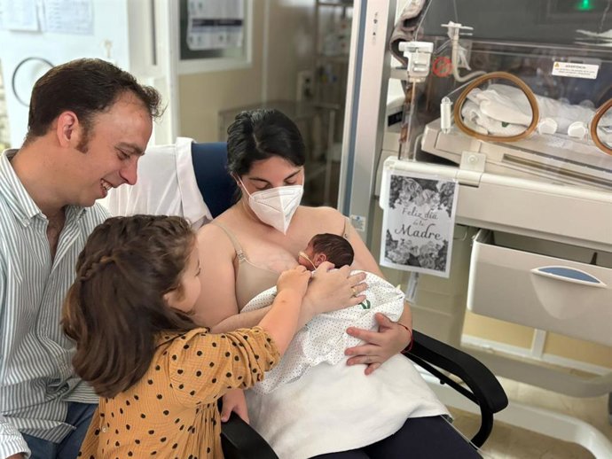 Familia realizando el método canguro.