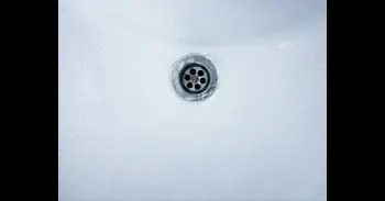 Por qué se atasca el desagüe aunque no tires restos: el motivo real que casi nadie conoce (y cómo desatascarlo)