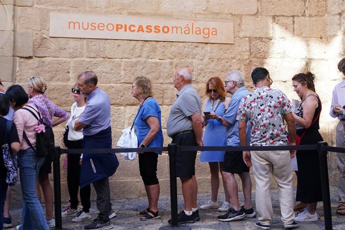 Archivo - Turista visitando Málaga en el Día Mundial del Turismo. Imagen de archivo.