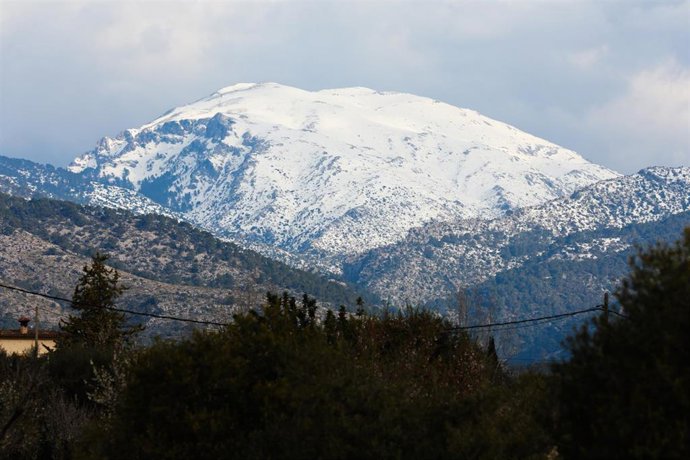 Archivo - Una montaña nevada,en Selva, Mallorca, Baleares (España). Recurso. Archivo.