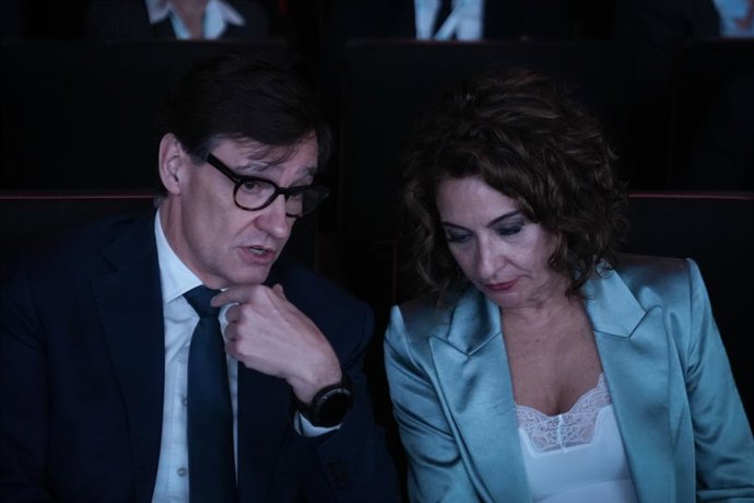 El president de la Generalitat, Salvador Illa, i la ministra d'Hisenda, María Jesús Montero