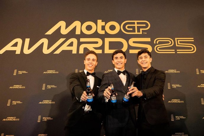 Diogo Moreira, Marc Márquez  y José Antonio Rueda brindan con una Estrella Galicia 0,0 durante la gala de final de temporada 2025 celebrada en Valencia
