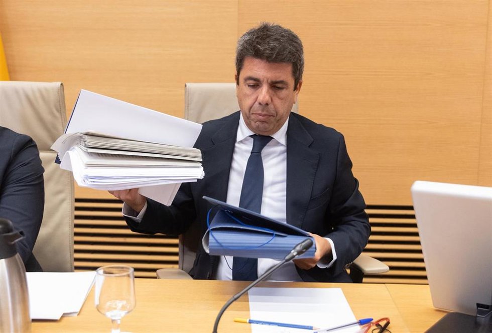 El presidente en funciones de la Generalitat valenciana, Carlos Mazón, comparece ante la comisión de la dana, en el Congreso de los Diputados, a 17 de noviembre de 2025, en Madrid (España). El 'popular' Carlos Mazón, abre hoy las comparecencias política